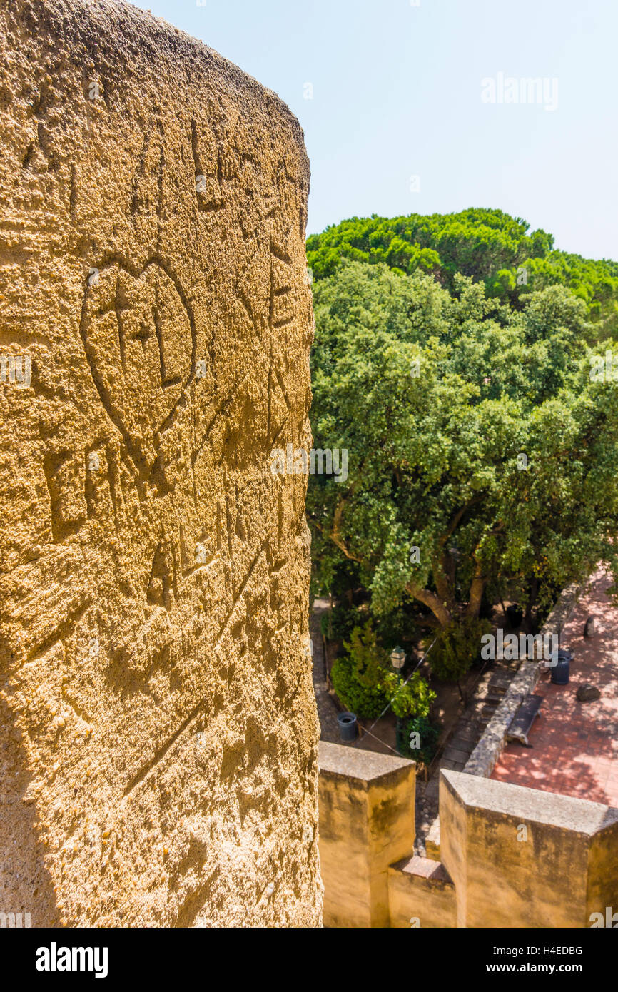 Graffiti, Initialen und Herzen, geschnitzt in die Wand von São Jorge Castle, Lissabon, Portugal. Stockfoto