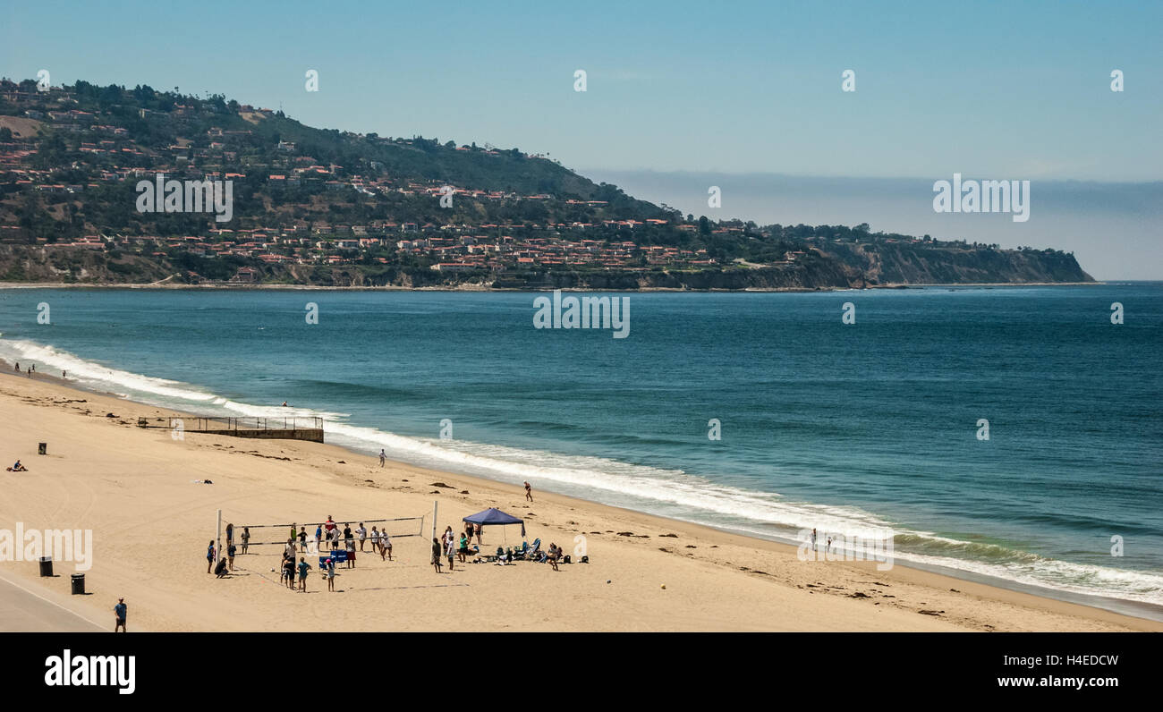 Beach-Volleyball am Redondo Beach in Metro Los Angeles, Kalifornien mit Halbinsel Palos Verdes im Hintergrund. (USA) Stockfoto