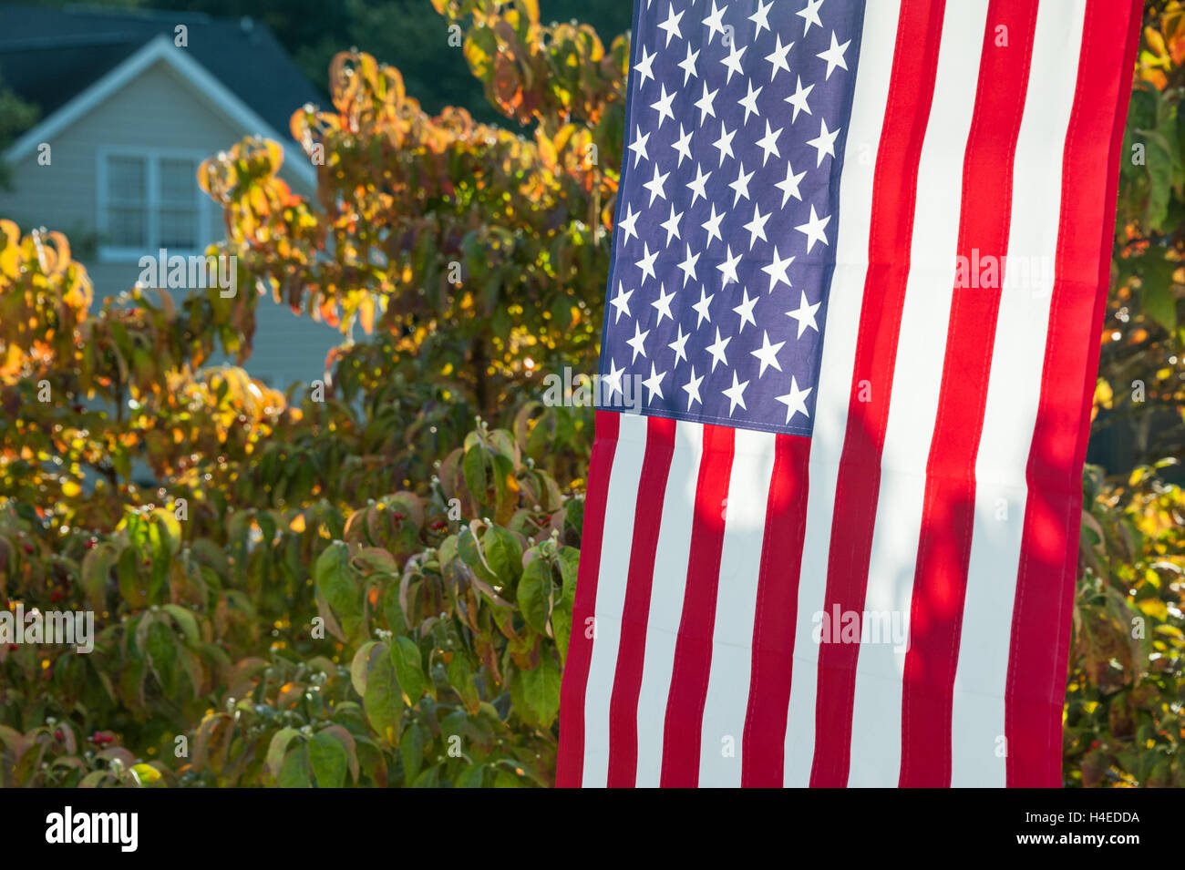 Eine USA-Flagge hängt von der Veranda eines Hauses in Metro Atlanta. Stockfoto