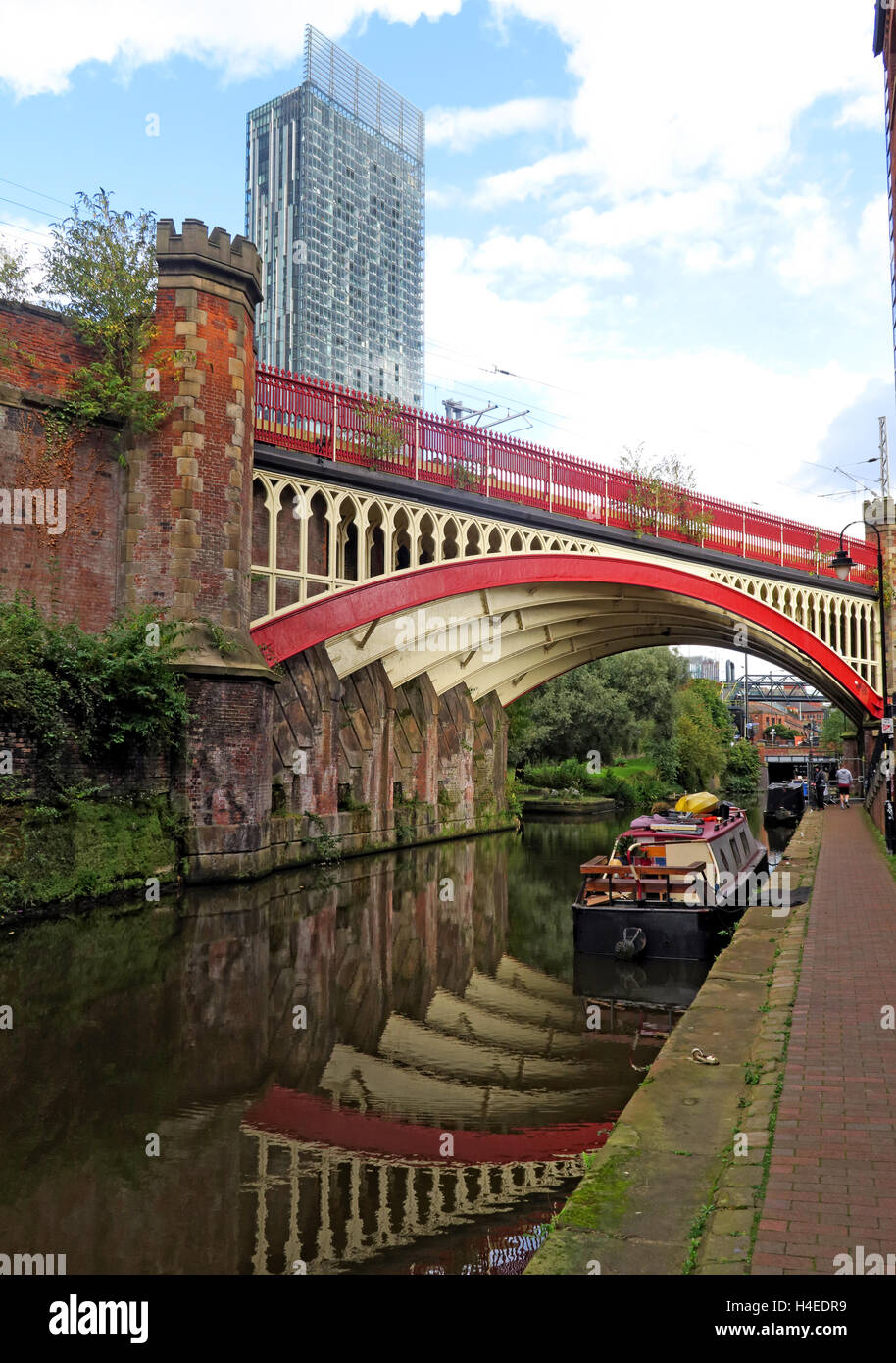 Rochdale Canal & Hotel Hilton, historischen Eisenbahnbrücke, Castlefields, Manchester, Lancs, North West England, Großbritannien Stockfoto