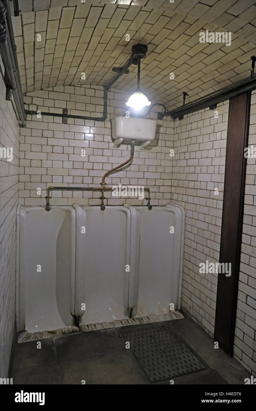 Victorian White Porzellan Urinale, Manchester John Rylands Library, England, UK Stockfoto