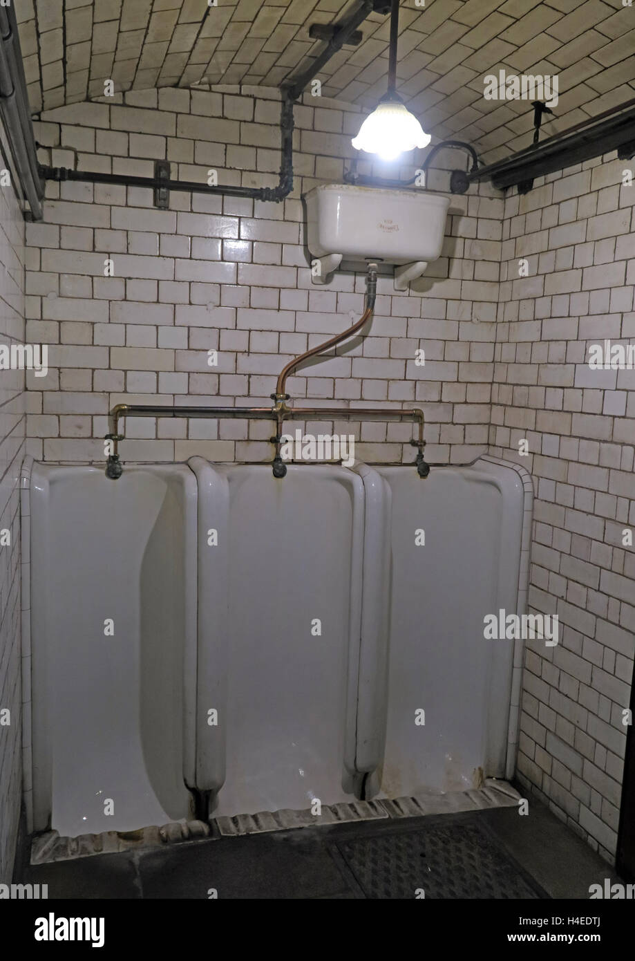 Victorian White Porzellan Urinale, Manchester John Rylands Library, England, UK Stockfoto