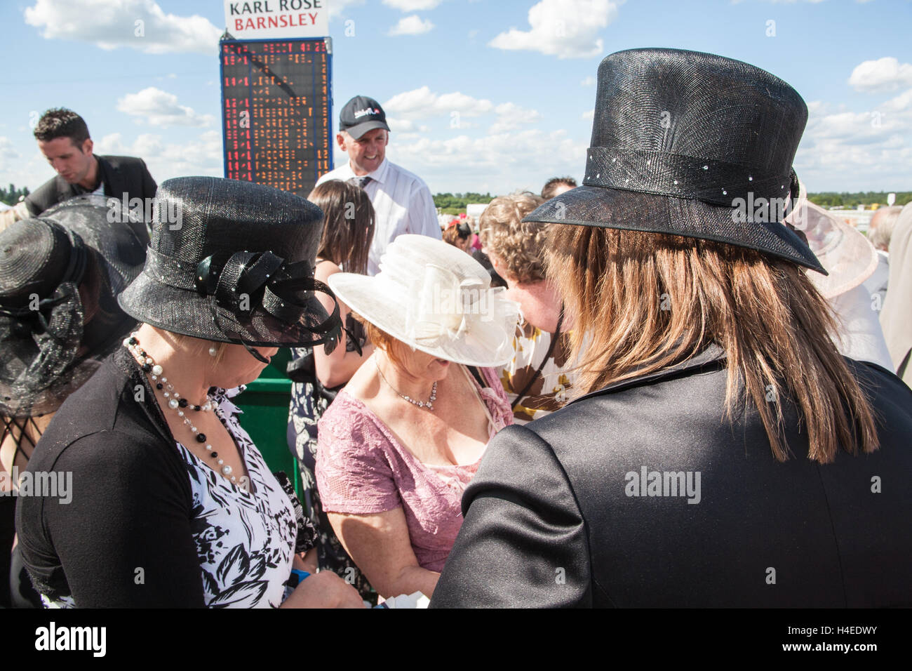 Royal Ascot Pferderennen treffen. Volksfest in sozialen Kalender von der Königin in Berkshire, England besucht. Ladies Day. Stockfoto