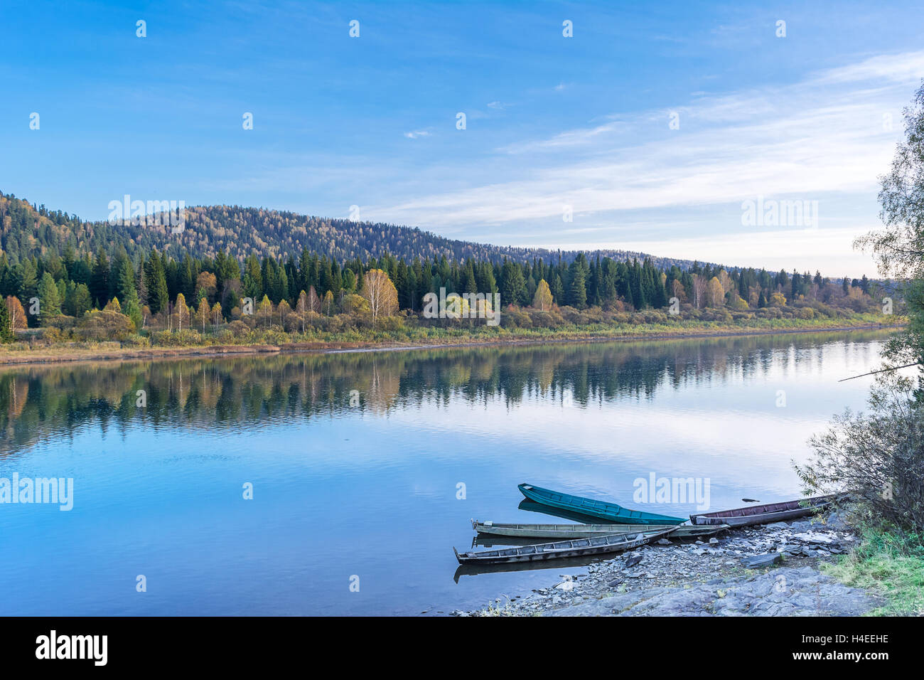 Schönen Herbsttag auf dem ruhigen Fluss. Hölzerne Boote vertäut an die Bank des Flusses. Wunderschöne Flusslandschaft. Stockfoto