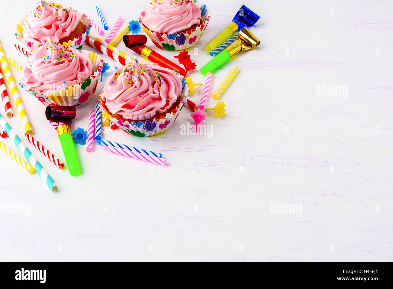 Birthday Party mit rosa Buttercreme frosting Cupcakes Hintergrund. Geburtstag Grußkarte. Hausgemachte Muffins mit Schlagsahne. Stockfoto