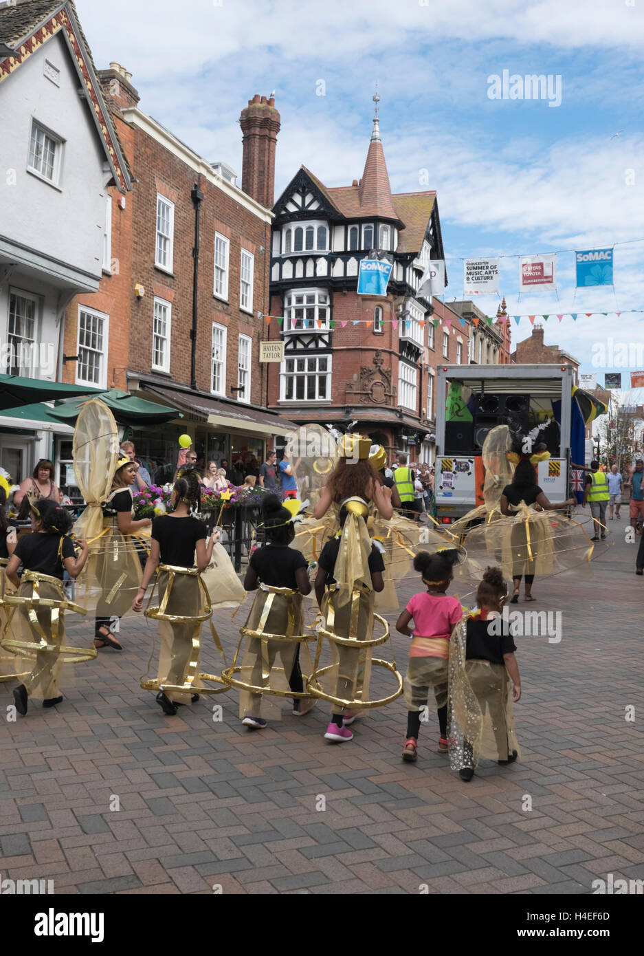 Karnevalszug in Westgate Street, Gloucester Stockfoto Karnevalszug in Westgate Street, Gloucester Stockfoto