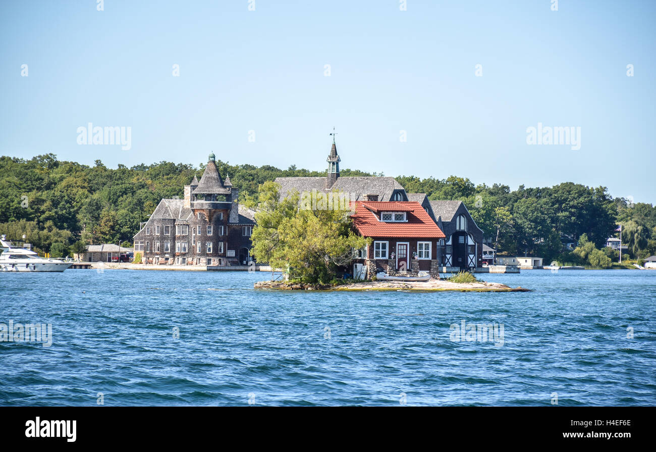 Eine Insel mit einem kleinen Haus in Thousand Islands Region im Sommer in Kingston, Ontario, Kanada Stockfoto