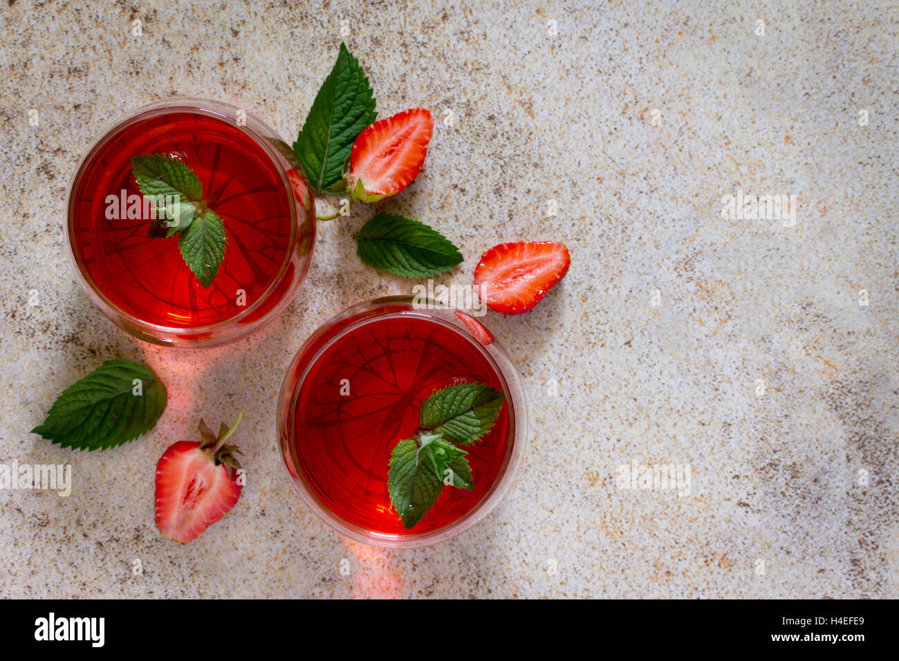 Tradition Sommer Saft trinken mit Erdbeeren und Minze mit textfreiraum auf dem Stein Hintergrund. Stockfoto