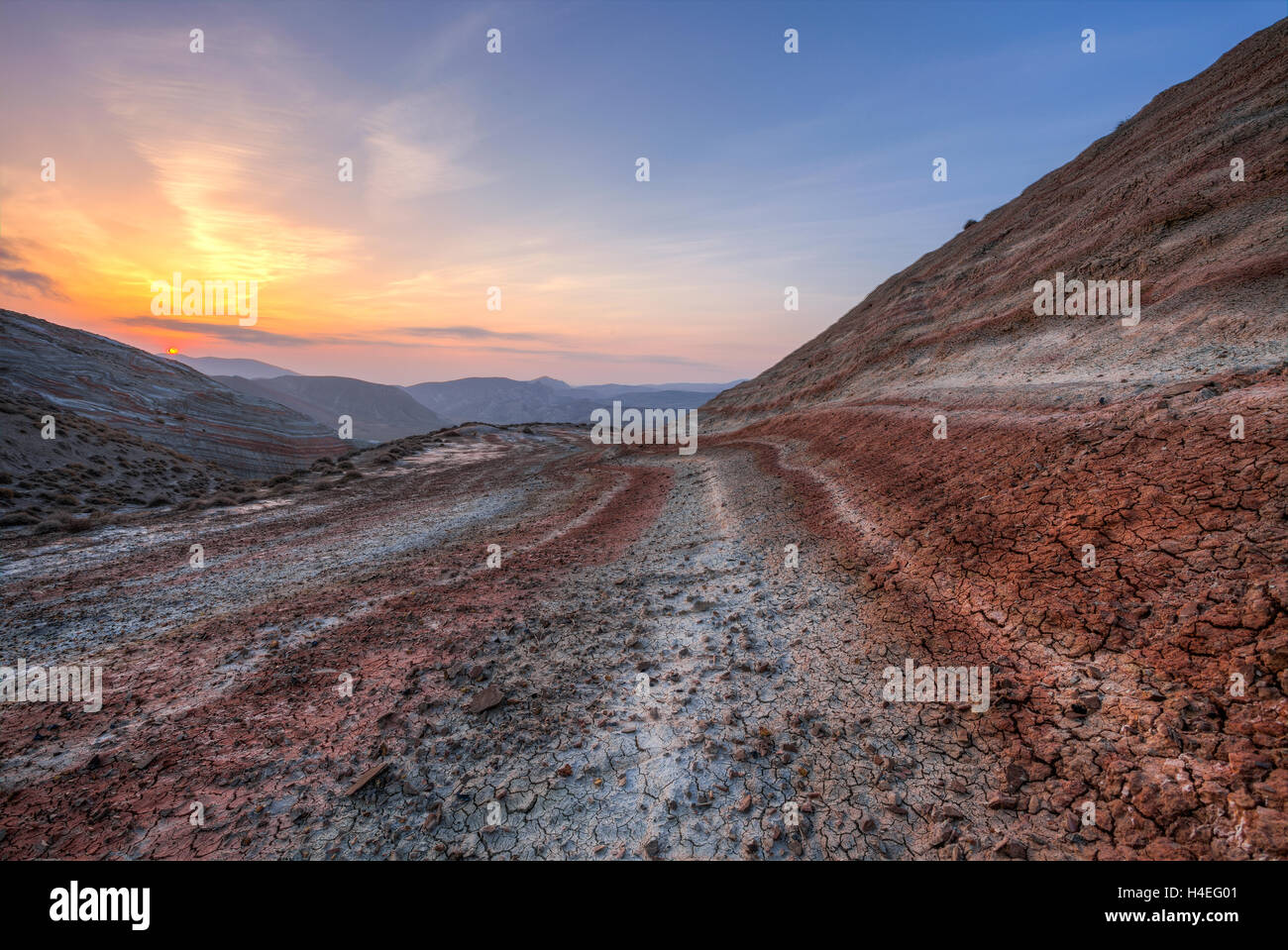 Schönen Sonnenaufgang in den roten Bergen Khizi, Aserbaidschan Stockfoto