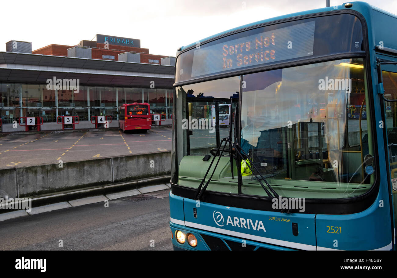 Arriva Bus in Warrington Interchange, Stadtzentrum, WBC, Cheshire, England, UK Stockfoto
