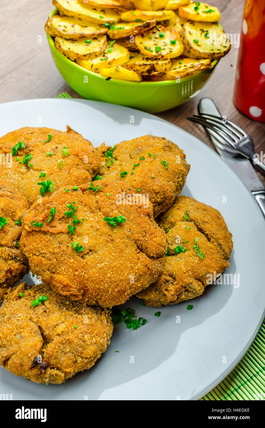 Knusprig panierte Champignons Schnitzel mit französischen frits Stockfoto