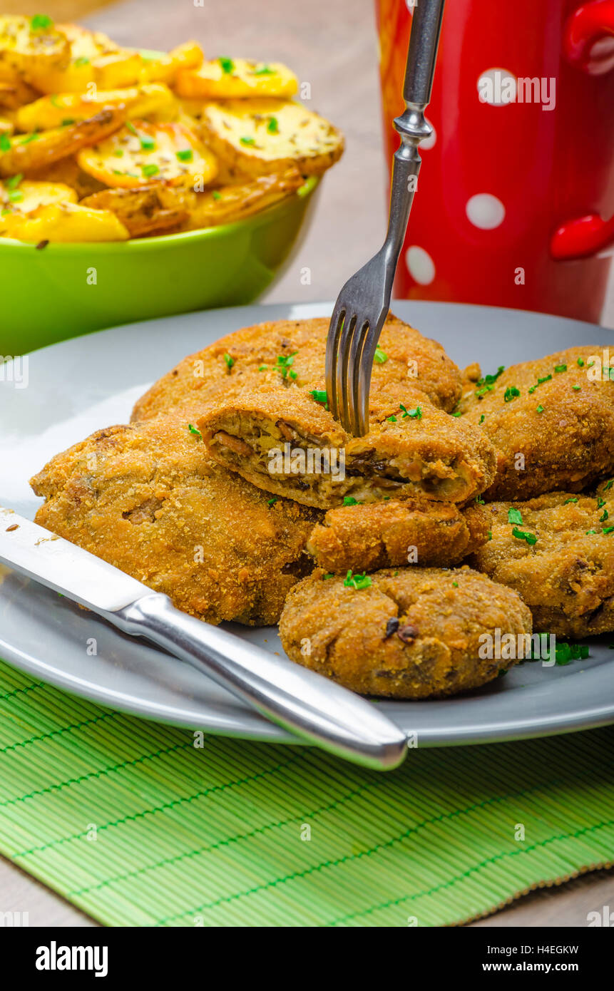 Knusprig panierte Champignons Schnitzel mit französischen frits Stockfoto