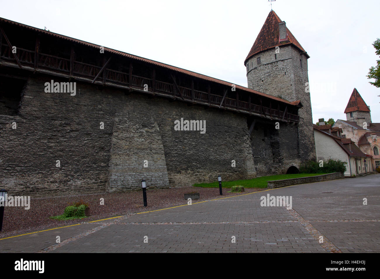 Ein Abschnitt von Tallinn imposante 14. Jahrhundert Stadtmauer steht noch vor dem Eingang zu der mittelalterlichen Altstadt. Stockfoto
