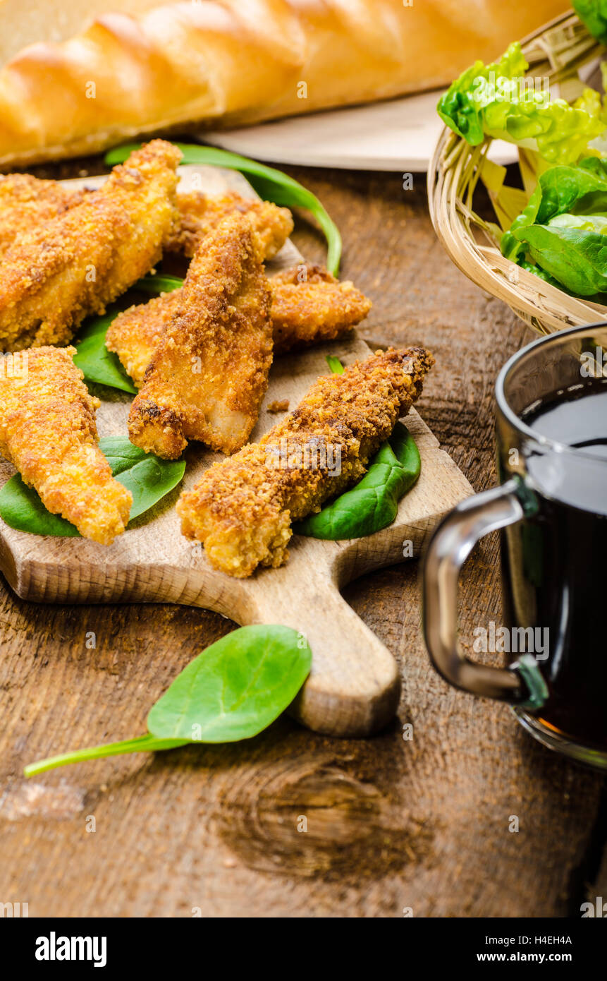 Mais crusted Chicken Tenders mit Spinat und Toast, Honig-Dijon Senf Dip, selbstgebackenes Brot Baguette Stockfoto