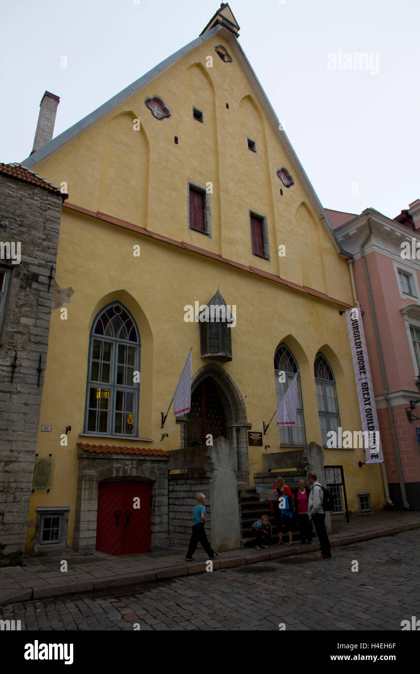Mit seinen gepflasterten Straßen und Gassen ist Altstadt von Tallinn eine beliebte Touristenattraktion als erhaltenen mittelalterlichen Ort. Stockfoto