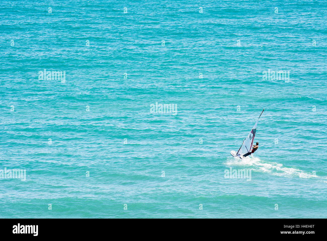 Eine Person allein tun im Meer windsurf Stockfoto