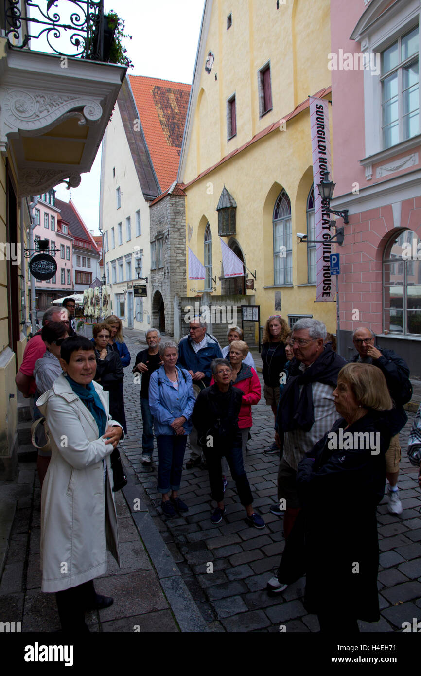 Mit seinen gepflasterten Straßen und Gassen ist Altstadt von Tallinn eine beliebte Touristenattraktion als erhaltenen mittelalterlichen Ort. Stockfoto