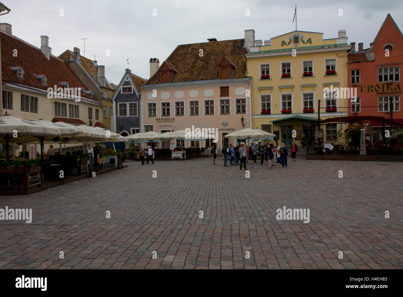 Ein Sonntagmorgen findet Stadtplatz bequem nicht überlaufen, alte Stadt Tallinn, Estland. Stockfoto