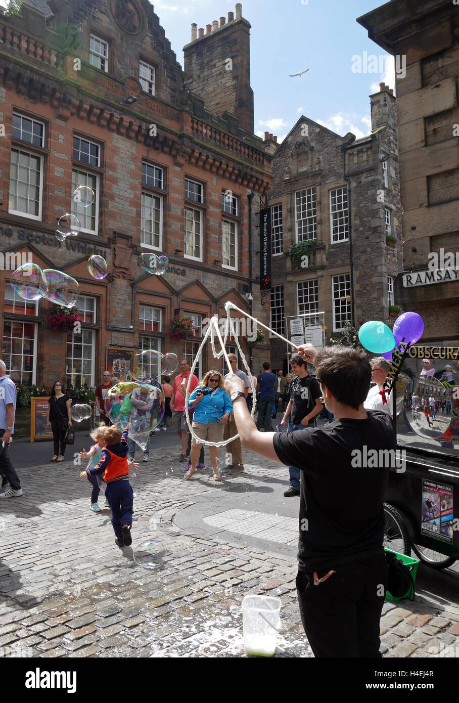 Straße Entertainer erstellen gigantische Bubbles in The Old Town of The City of Edinburgh, Scotland, UK Stockfoto