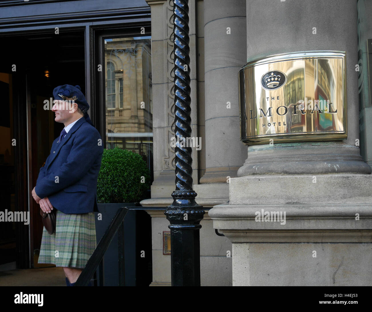 Dienstmann und polierten Namensschild von The Balmoral Hotel, Edinburgh, Scotland, UK Stockfoto