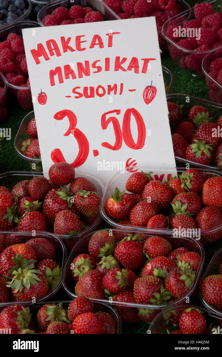 Erdbeeren und andere regionale Produkte stehen zum Verkauf auf dem Wochenmarkt in der Nähe des Hafens in der Innenstadt von Helsinki, Finnlands. Stockfoto