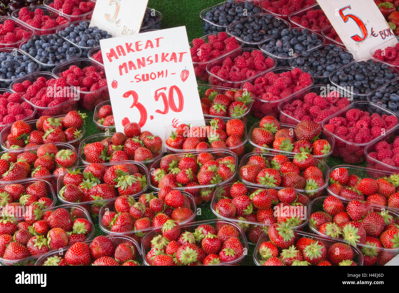 Erdbeeren und andere regionale Produkte stehen zum Verkauf auf dem Wochenmarkt in der Nähe des Hafens in der Innenstadt von Helsinki, Finnlands. Stockfoto