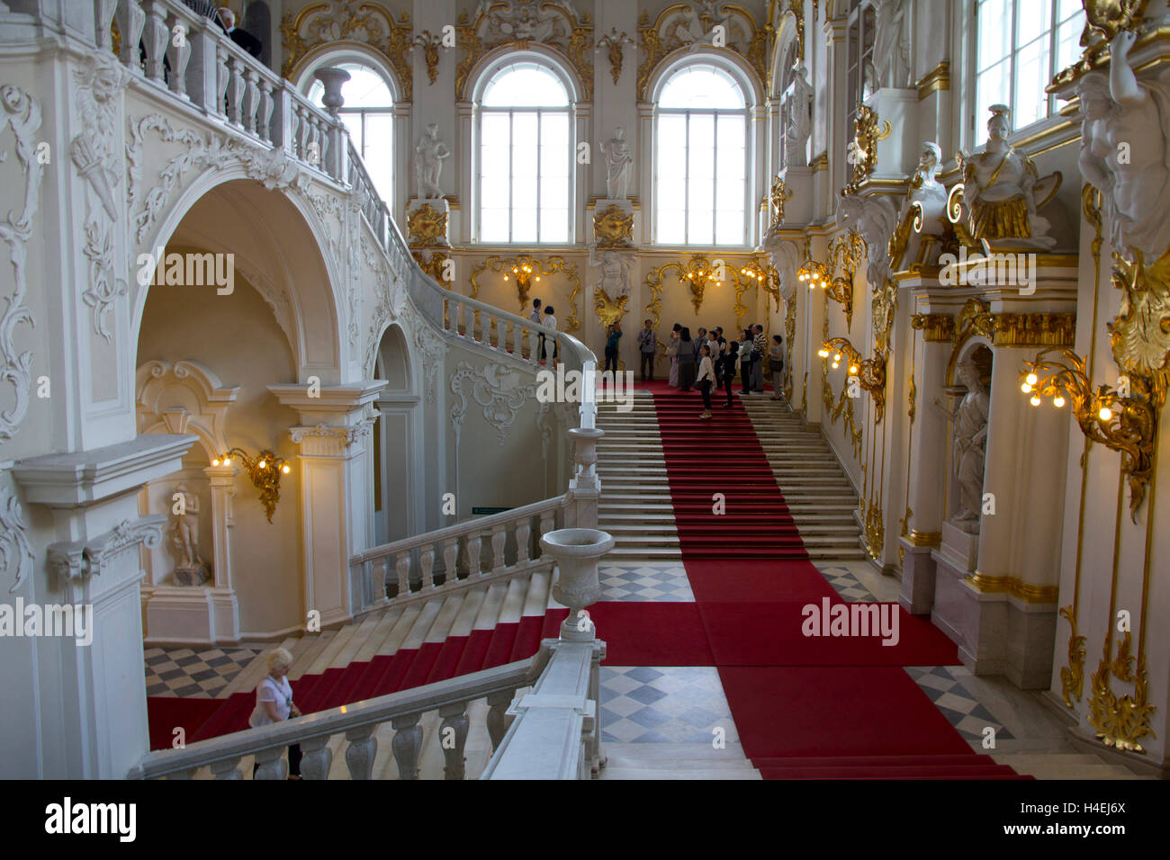 Die barocke Pracht des Staates (oder Jordanien) Treppe sorgt für einen atemberaubenden Eingangsbereich zur Eremitage in St. Petersburg, Stockfoto