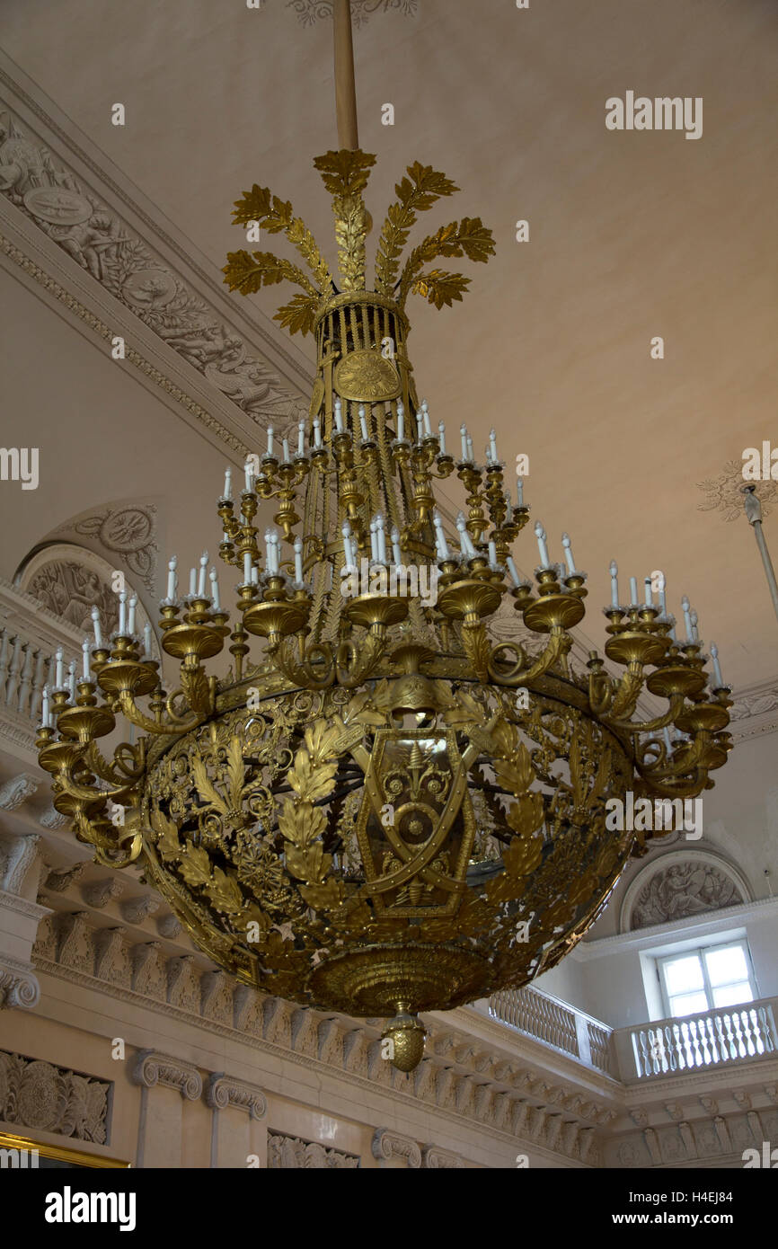 Eine reich verzierte Bronze-Kronleuchter in der Armorial Halle der Eremitage in St. Petersburg, Russland. Stockfoto