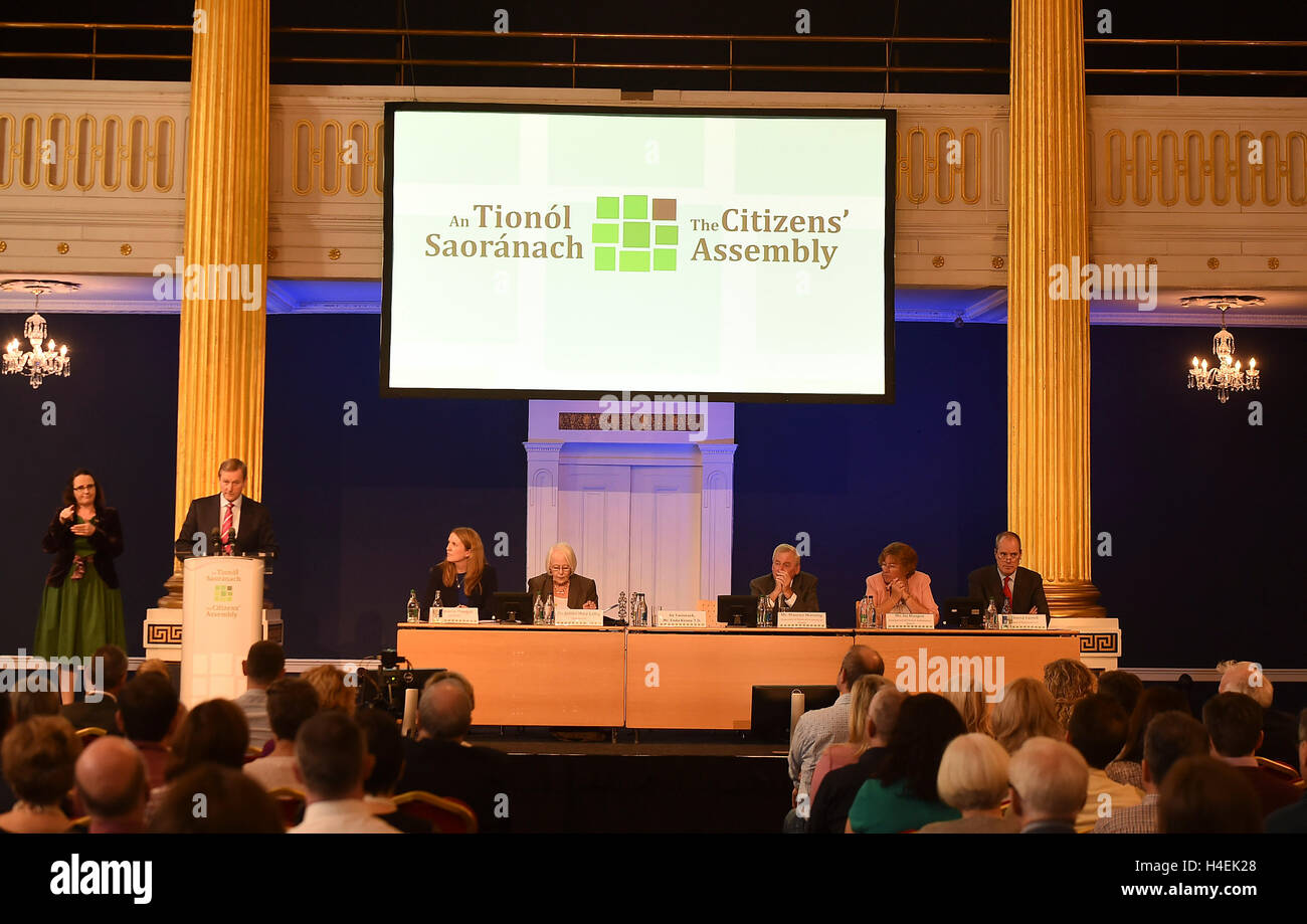 Taoiseach Enda Kenny (links) spricht während der Bürgerversammlung, einem Sonderausschuss, der in Dublin Castle über Irlands striktes Abtreibungsregime beraten soll. Stockfoto