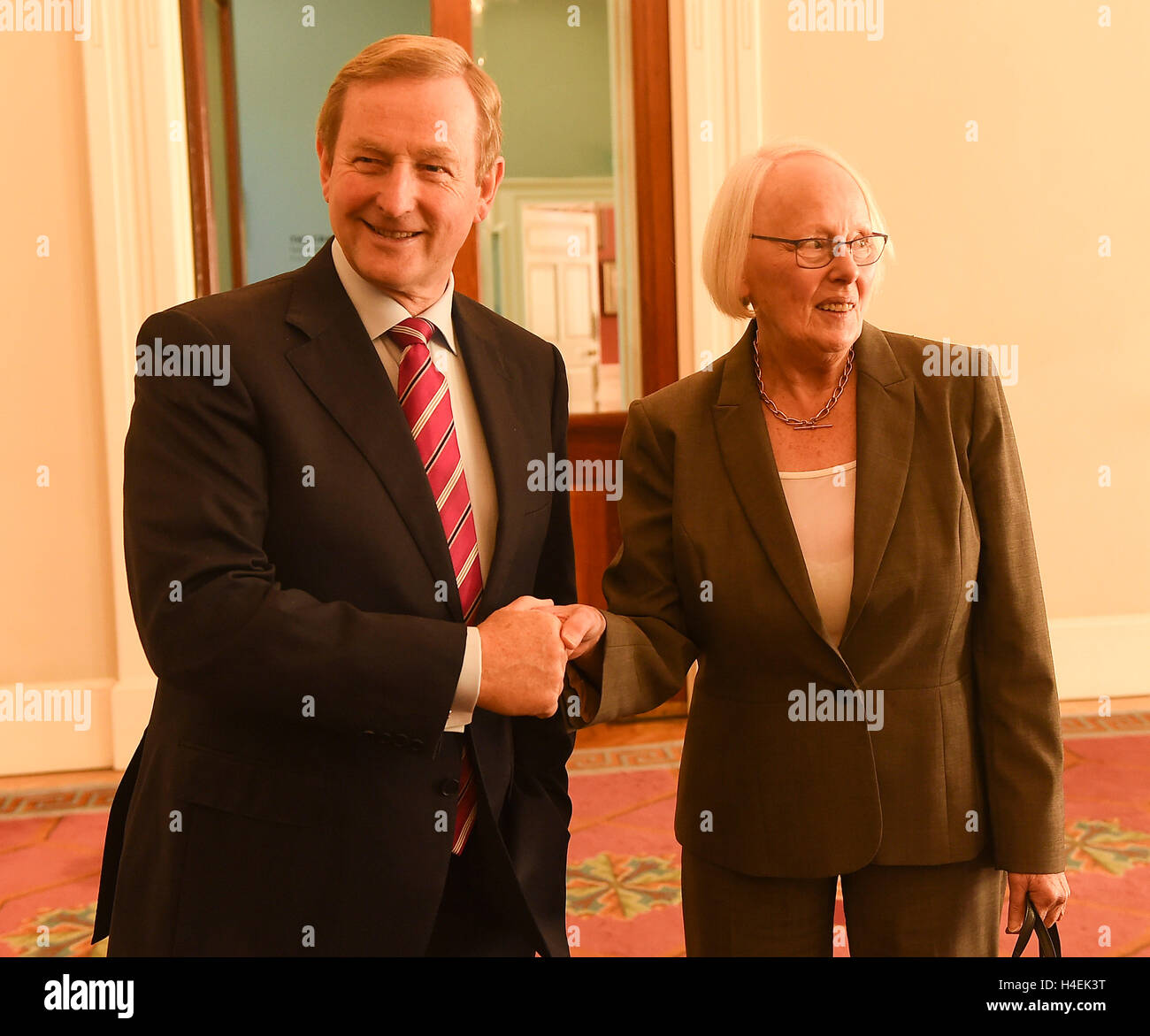 Taoiseach Enda Kenny und Richterin des Obersten Gerichtshofs Mary Laffoy kommen in Dublin Castle zur Bürgerversammlung, einem Sonderausschuss, der über Irlands striktes Abtreibungsregime beraten soll. Stockfoto