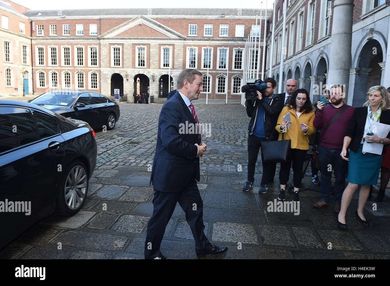 Taoiseach Enda Kenny kommt in Dublin Castle, für die CitizensâÂ€ Â™ Montage, einen Sonderausschuss eingerichtet, um über IrelandâÂ€ Â™s strenge Abtreibung Regime beraten. Stockfoto