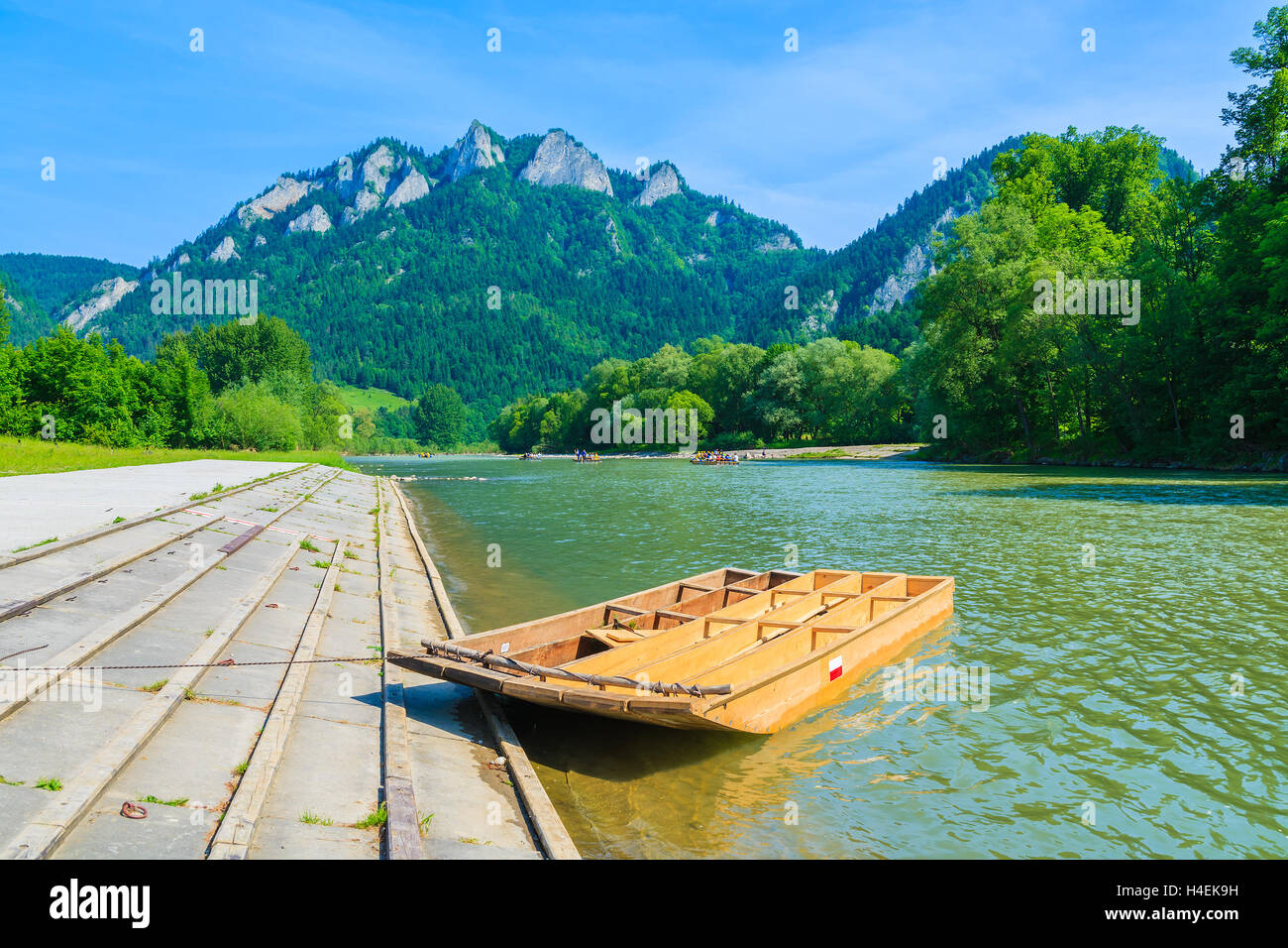 Hölzerne rafting Boot am Ufer des Dunajec Fluss, Trzy Korony Pieniny-Gebirge, Polen Stockfoto
