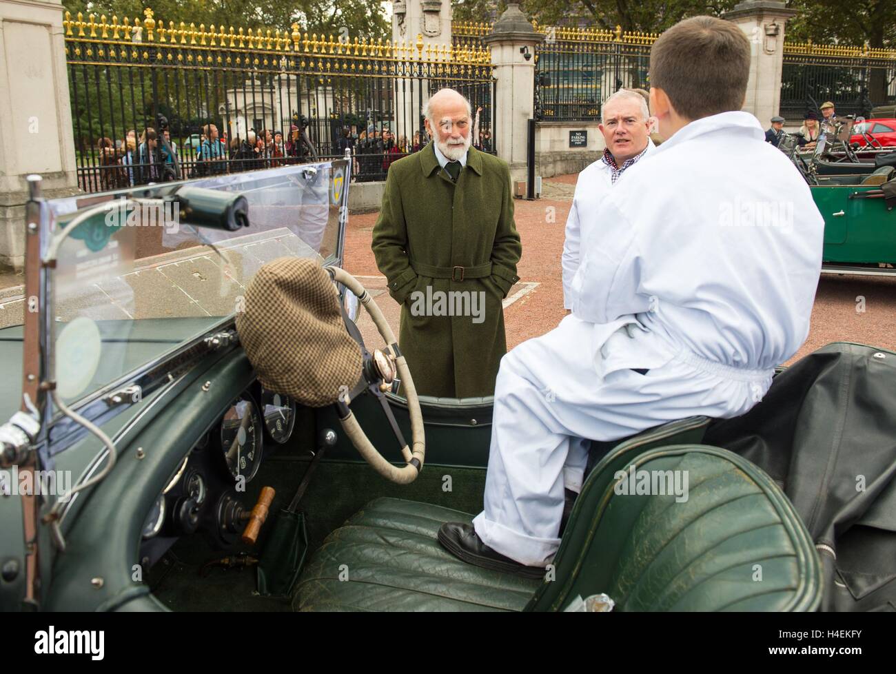 Prinz Michael von Kent (links) sieht eine 1929 Bentley Le Mans, Teil einer Anzeige 90 historische Briten gebaute Kraftfahrzeuge auf dem Vorplatz des Buckingham Palace, London, zum 90. Geburtstag der Königin zu gedenken. Stockfoto