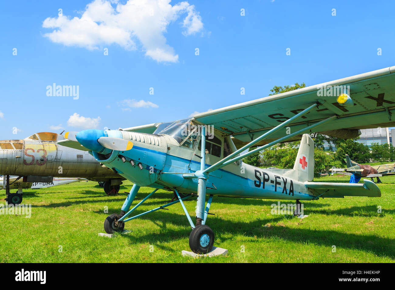 LUFTFAHRTMUSEUM Krakau - 27. Juli 2014: klassische alte Flugzeuge auf Ausstellung im Freilichtmuseum der Geschichte der Luftfahrt in Krakau, Polen. Hier finden im Sommer oft Airshows statt. Stockfoto