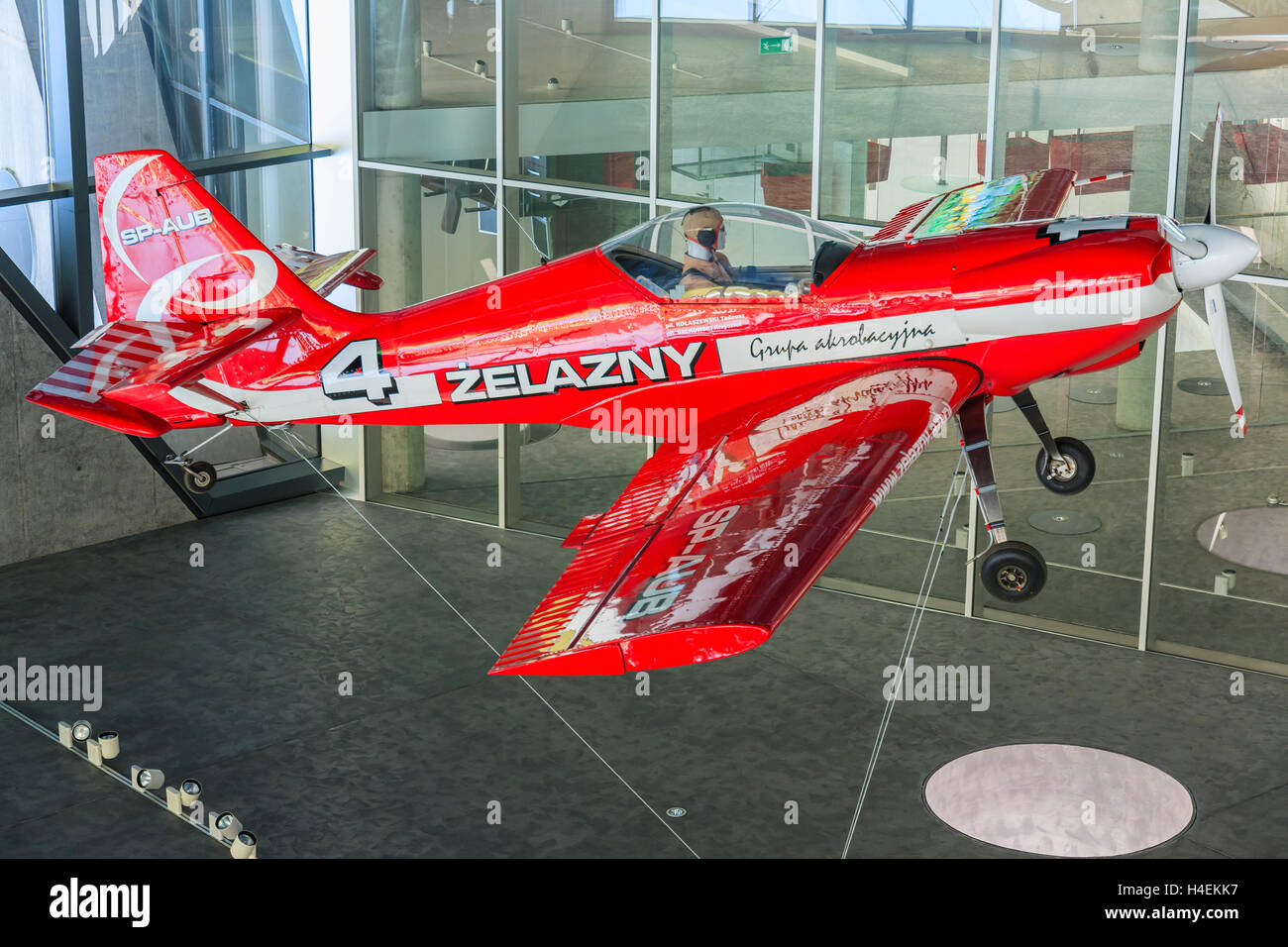 LUFTFAHRTMUSEUM Krakau - 27. Juli 2014: rotes akrobatischen Flugzeug hängen, Ausstellung im innen-Museum der Geschichte der Luftfahrt in Krakau, Polen. Hier finden im Sommer oft Airshows statt. Stockfoto