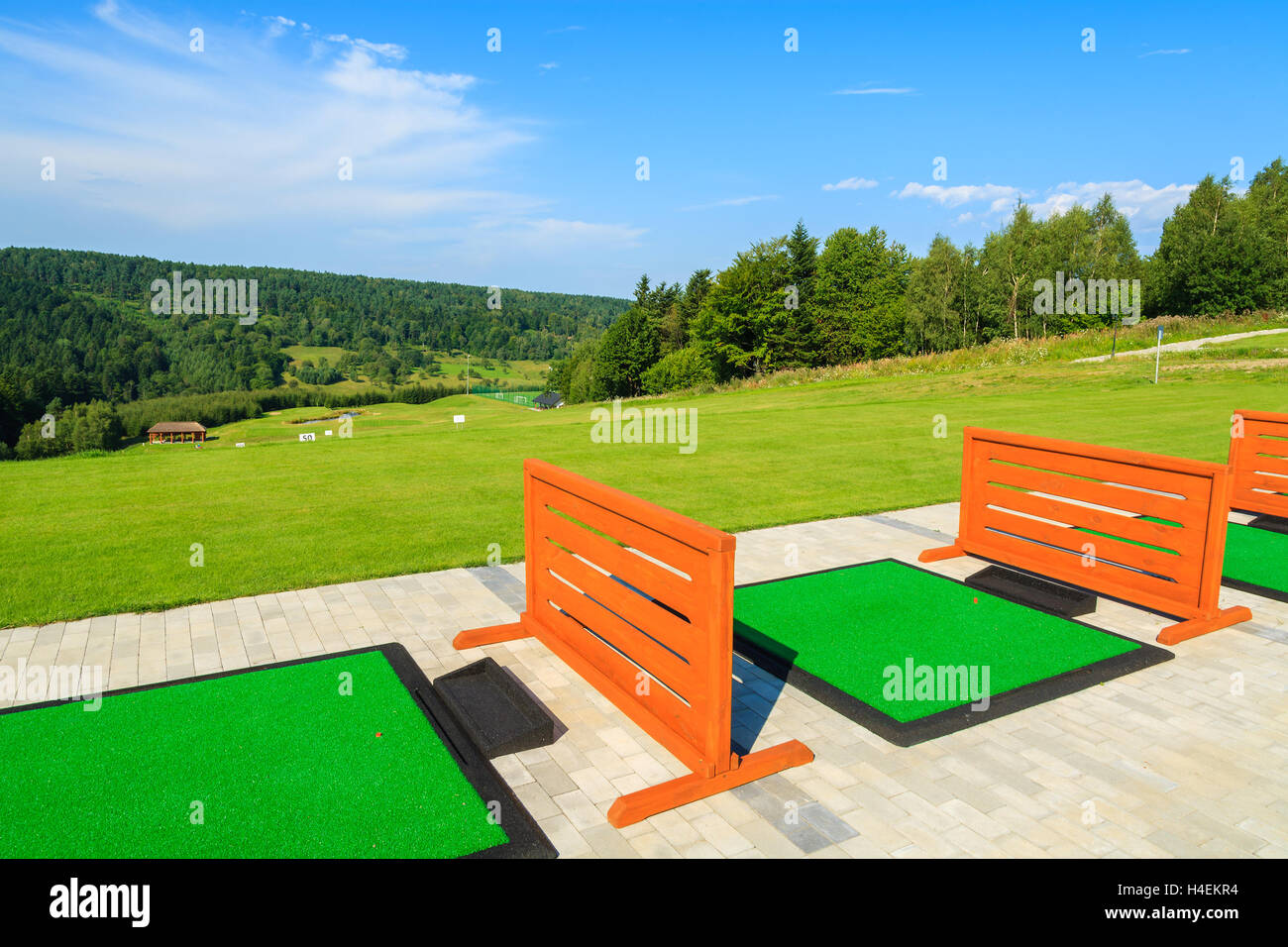 ARLAMOW GOLF COURSE, Polen - 3. August 2014: schöne Golf Spielplatz an sonnigen Sommertag in Arlamow Hotel. Das Luxushotel wurde Polens Regierung Besitz und befindet sich im Bieszczady-Gebirge. Stockfoto