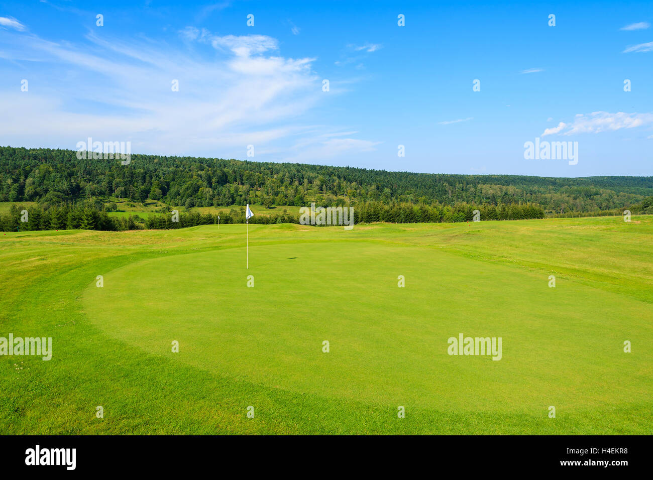 Schöne Golf Spielplatz an sonnigen Sommertag im Bieszczady-Gebirge, Polen Stockfoto