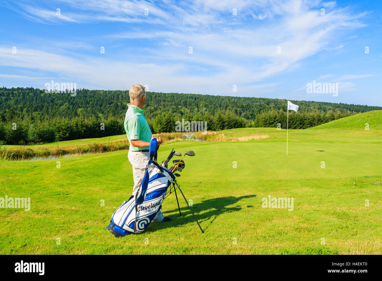 ARLAMOW GOLF COURSE, Polen - 3. August 2014: reifer Mann spielt Golf an sonnigen Sommertag in Arlamow Hotel. Das Luxushotel wurde Polens Regierung Besitz und befindet sich im Bieszczady-Gebirge. Stockfoto