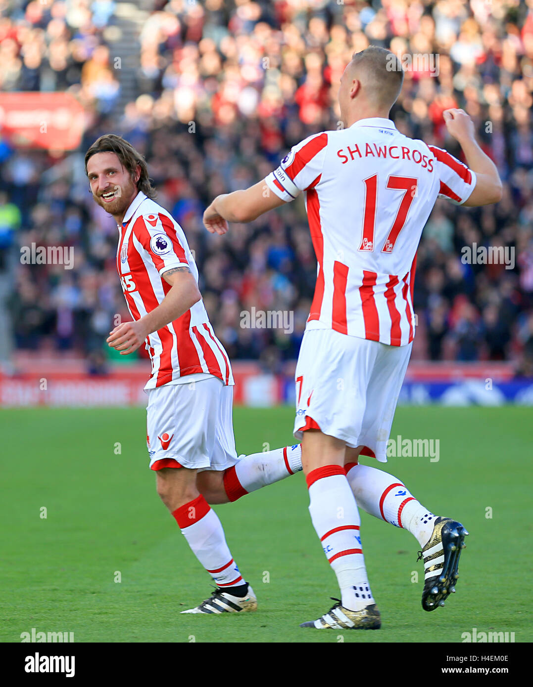 Stoke City Joe Allen feiert Tor seiner Mannschaft zweite des Spiels während der Premier-League-Spiel im Stadion Bet365, Stoke. Stockfoto