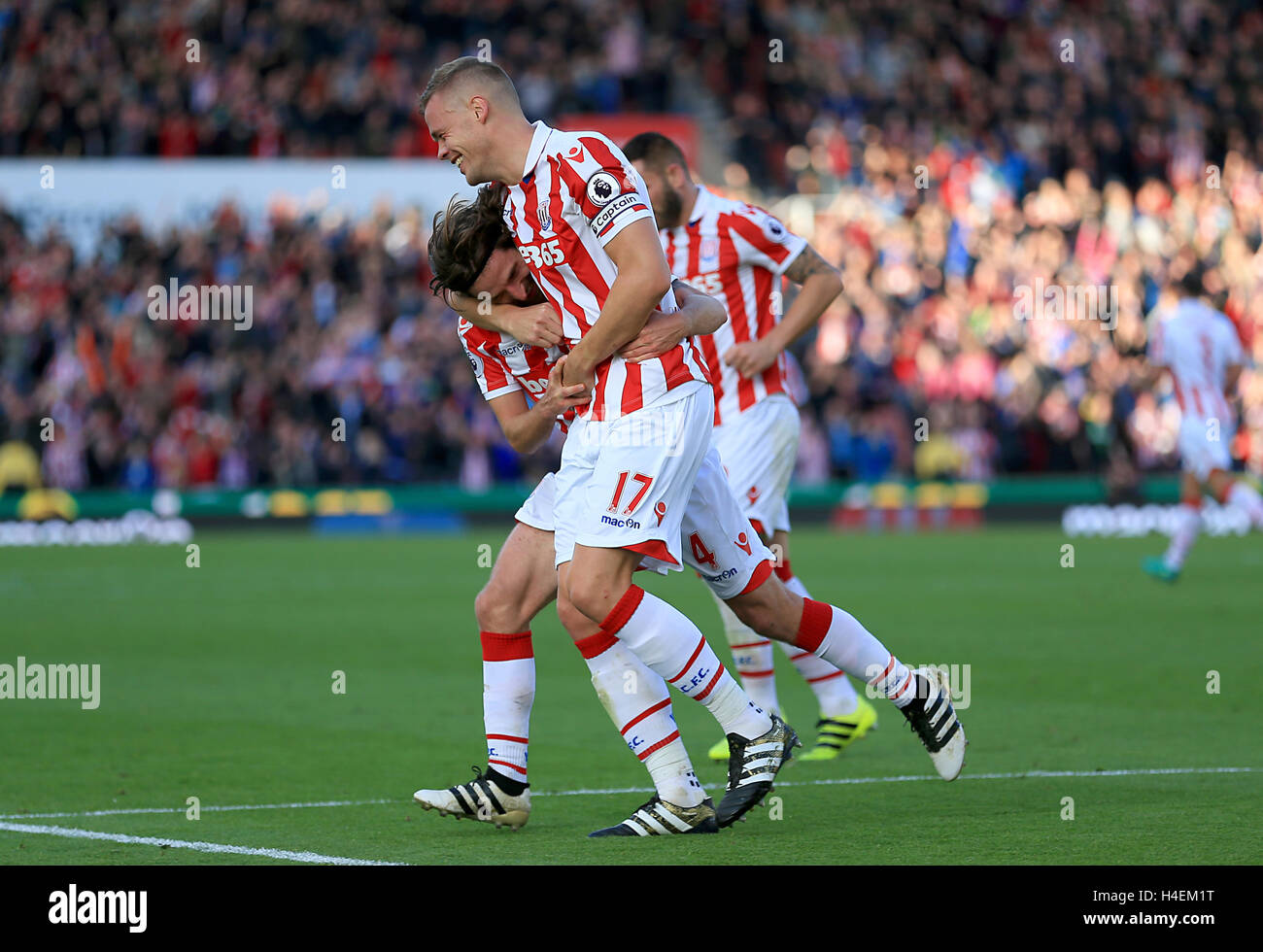 Stoke City Joe Allen feiert Tor seiner Mannschaft zweite des Spiels mit Teamkollege Stoke City Ryan Shawcross während der Premier-League-Spiel im Stadion Bet365, Stoke. Stockfoto