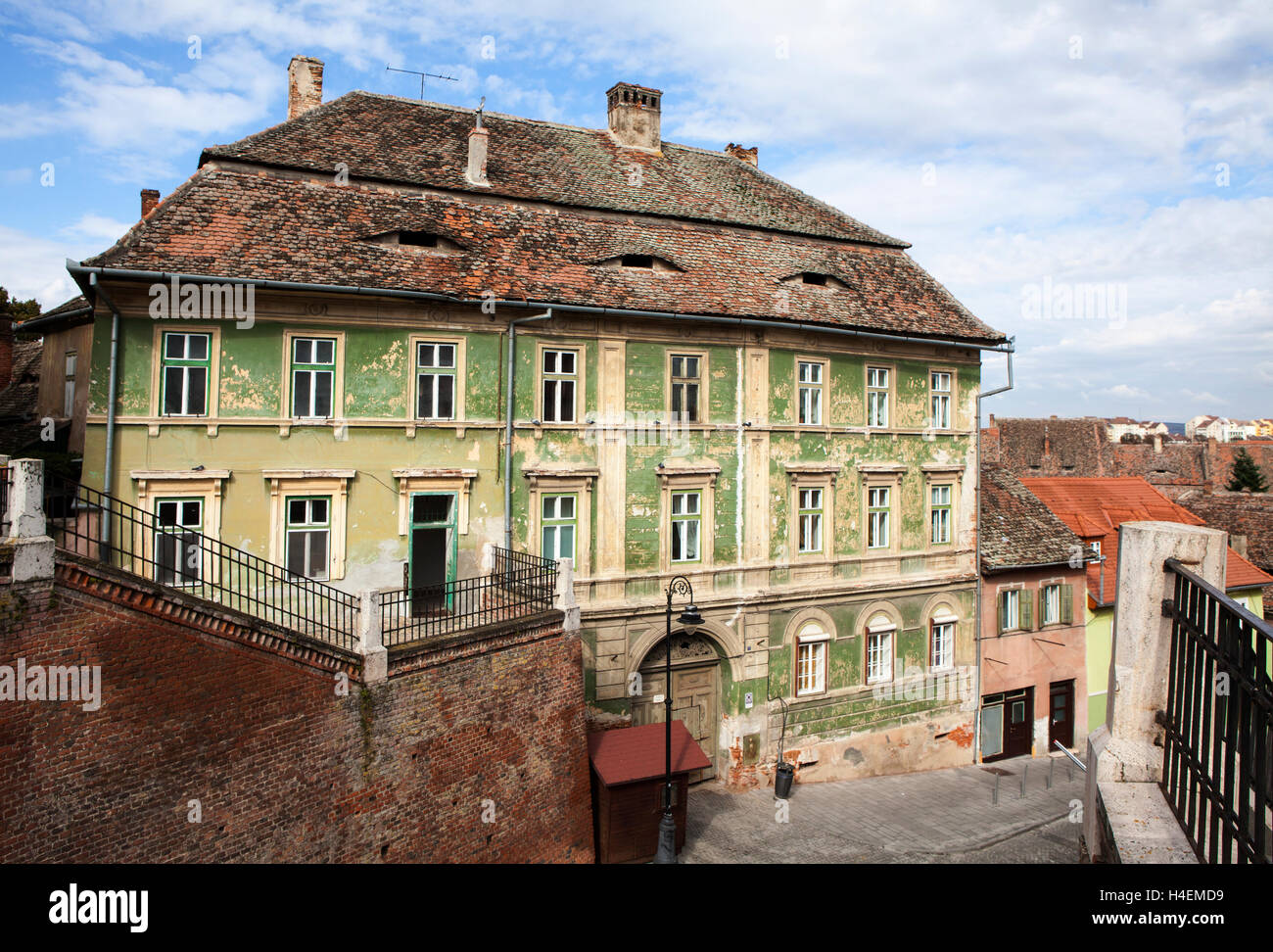 Haus in Piata Albert Huet in Sibiu aus der Lügenbrücke Stockfoto