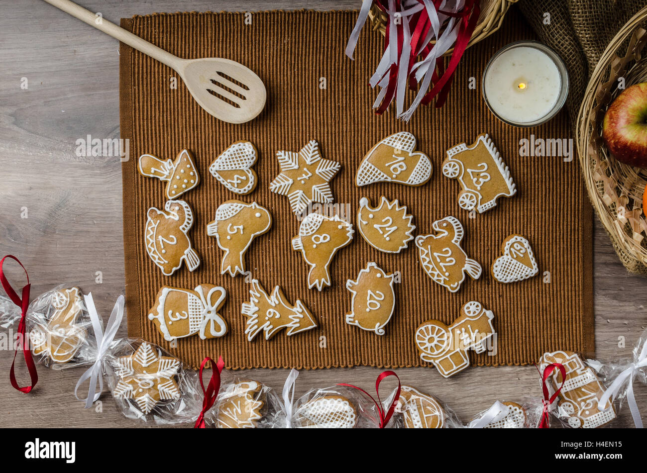 Verarbeitung von Lebkuchen-Adventskalender, mit Liebe hausgemacht Stockfoto