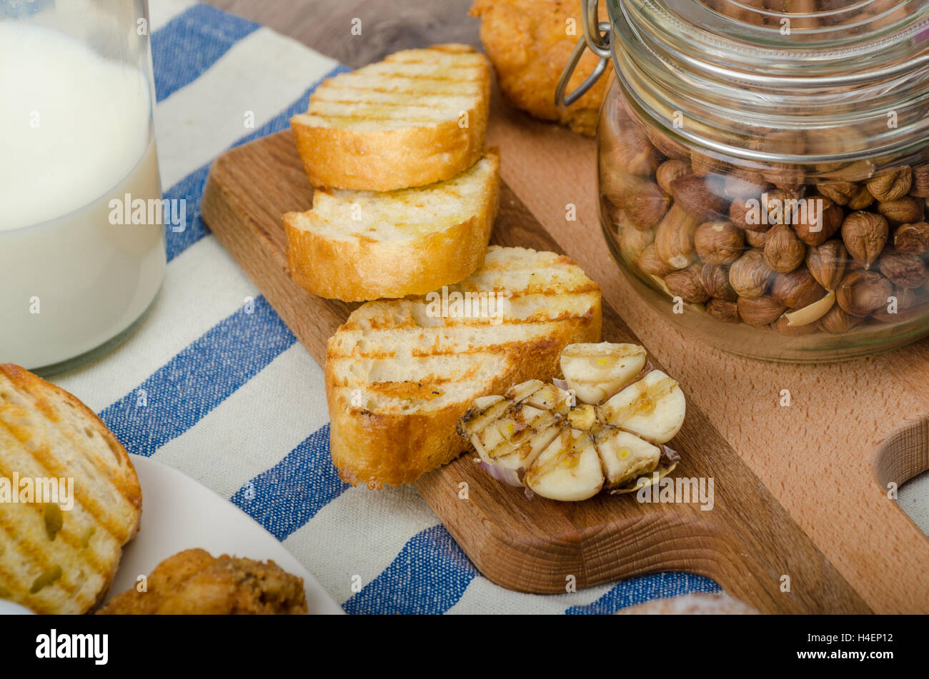 Golden frittierte Hähnchenflügel mit Knoblauch knusprigen Toast und hot ...
