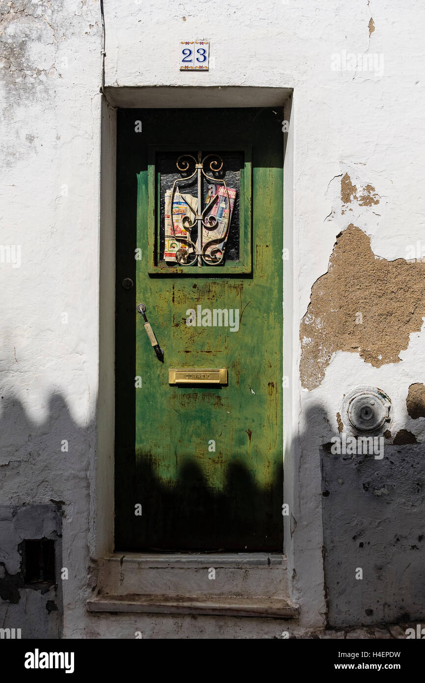Grüne Tür mit Post-Slot in Estremoz, Portugal. Stockfoto