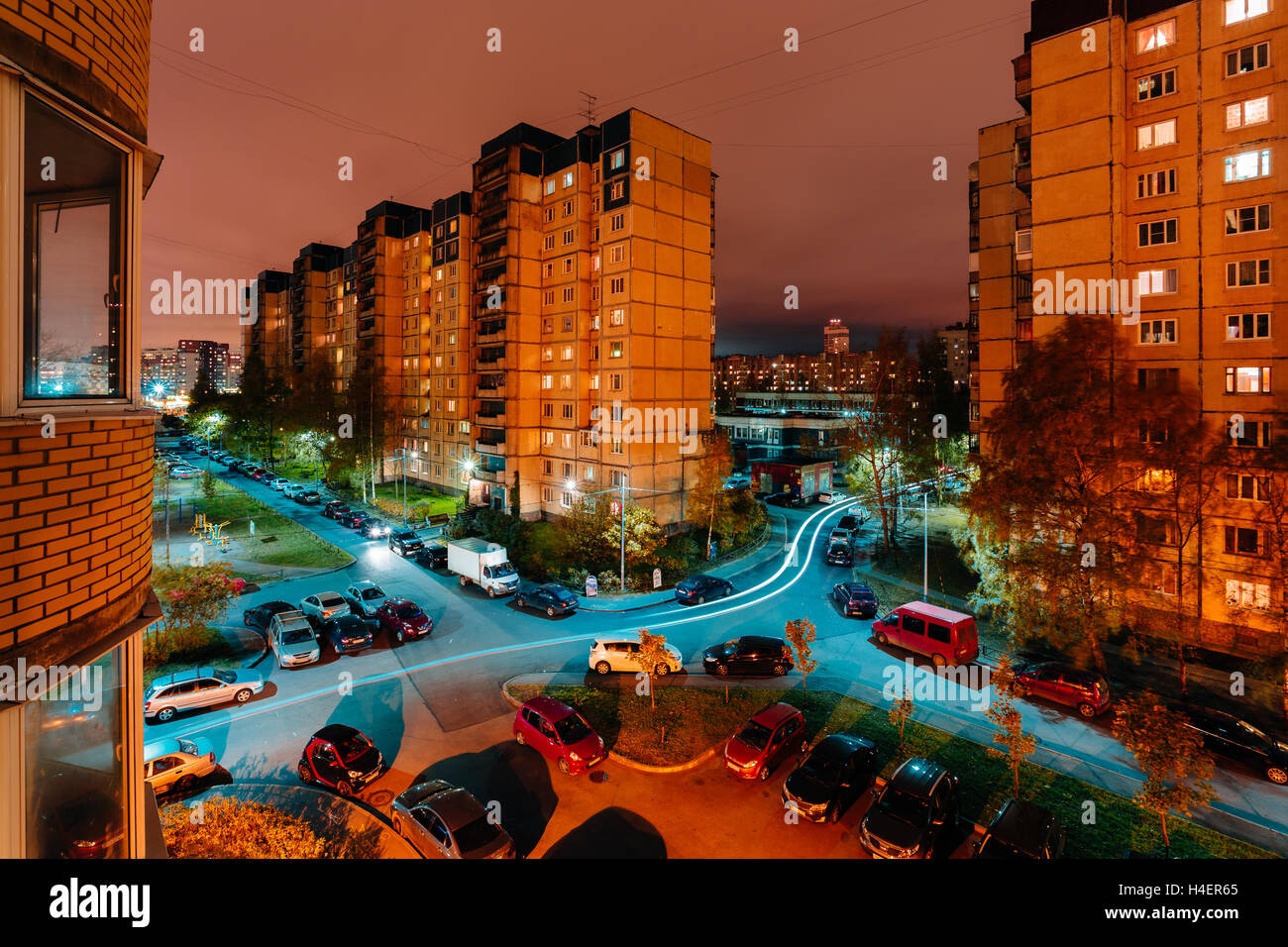 Mehrstöckige Häuser am Abend Stockfoto