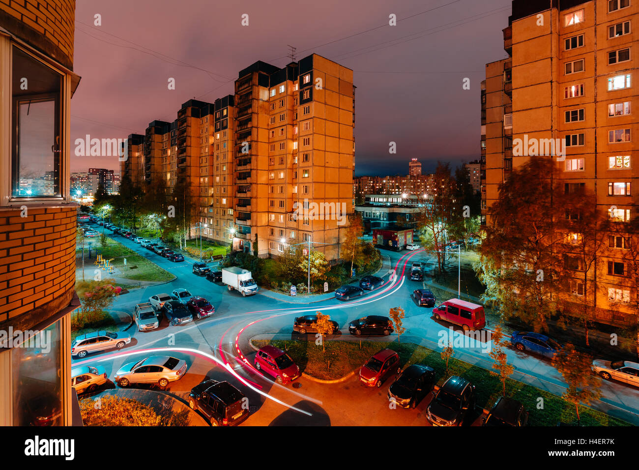 Mehrstöckige Häuser am Abend Stockfoto