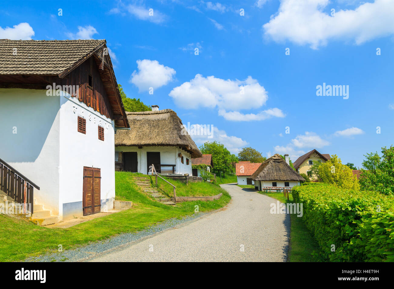 Idyllische Straße in einem Dorf mit traditionellen Cottage-Häusern, Weinherstellung Region Burgenland, Österreich Stockfoto