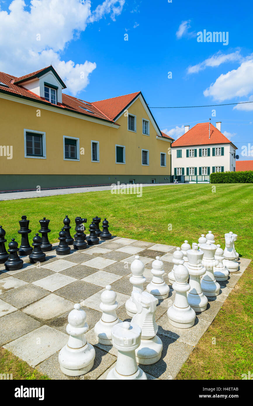 Schachbrett in österreichischen Kleinstadt im öffentlichen Park, Burgenland, Österreich Stockfoto