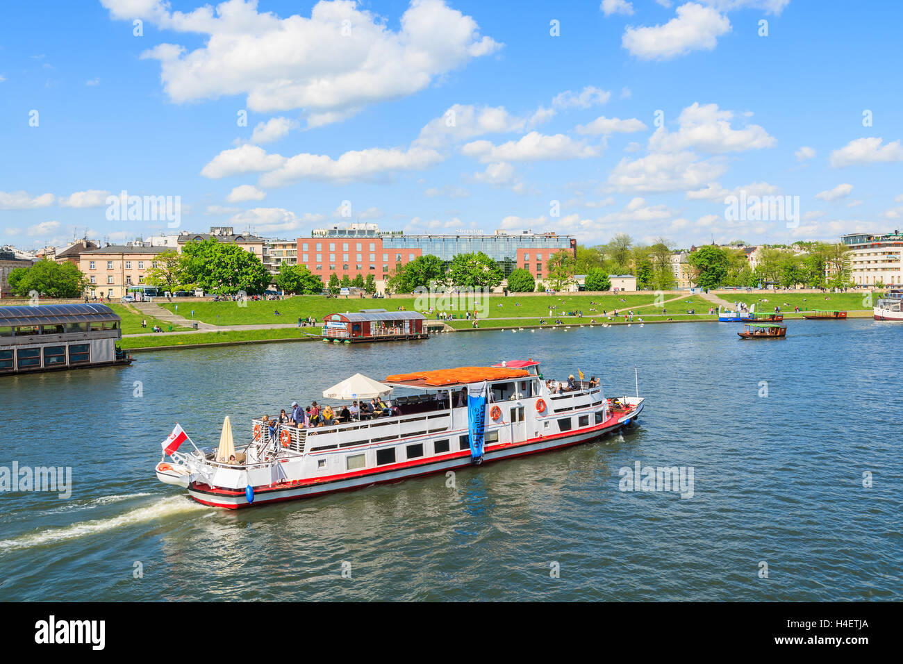 Krakau, Polen - 10. Mai 2014: Touristenboot auf Weichsel mit Königsschloss im Hintergrund, Polen Stockfoto