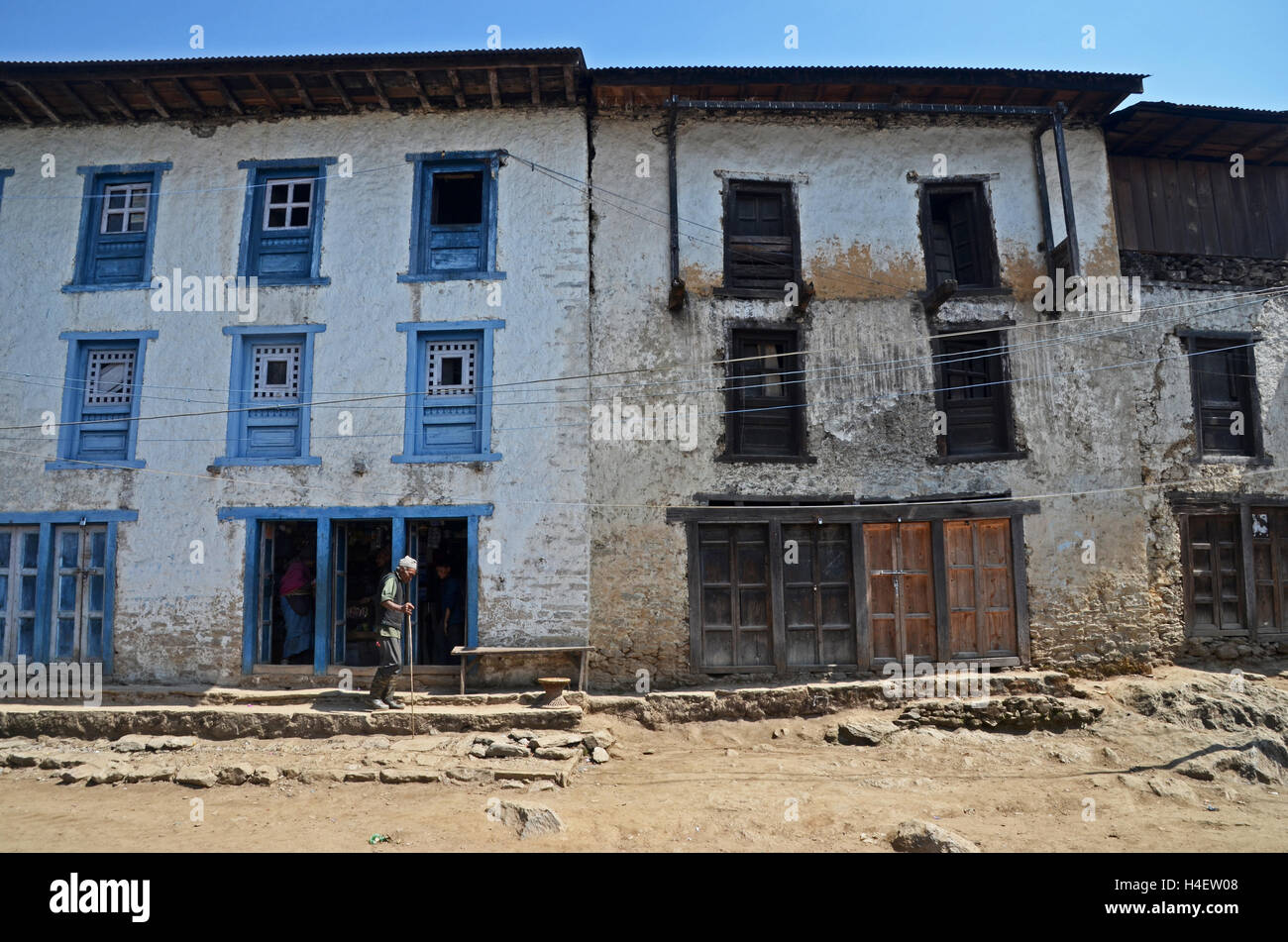 Ein Alter Mann geht auf der Hauptstraße von Nele, Solukhumbu, Nepal Stockfoto